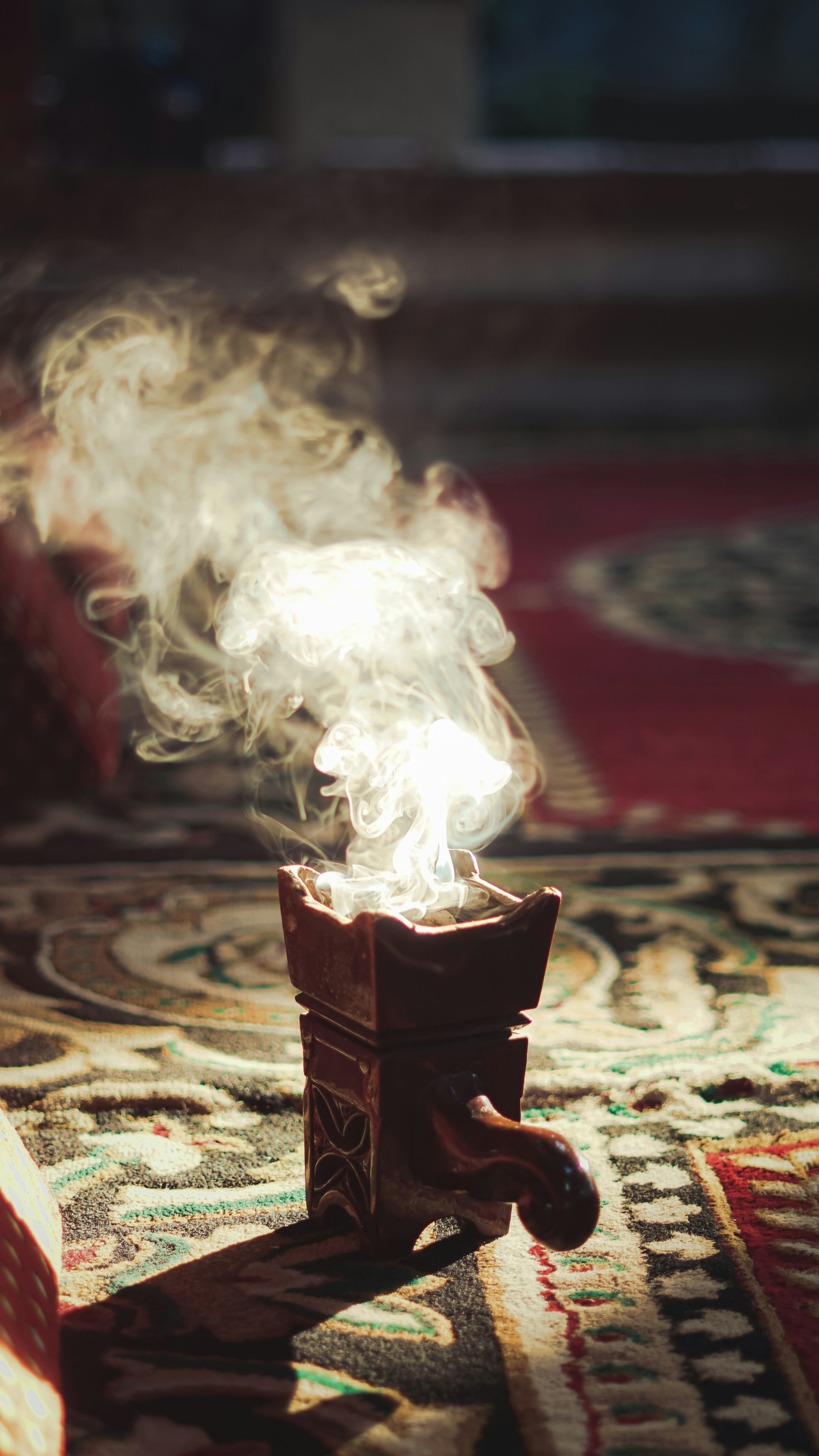 عود معتق وبخور فاخر / Aged oud and luxury incense